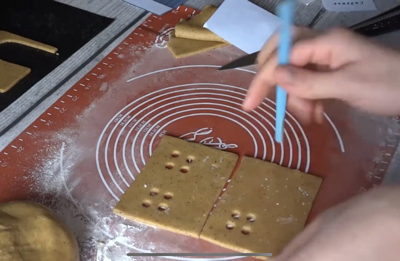 Як зробити красивий новорічний пряниковий будиночок: рецепт та інструкції з декорування